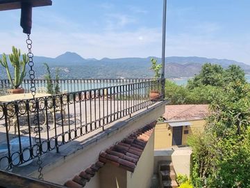 CASA VALLESANA EN VENTA CON ESPECTACULAR VISTA AL LAGO