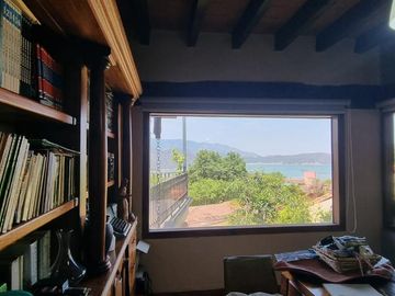 CASA VALLESANA EN VENTA CON ESPECTACULAR VISTA AL LAGO