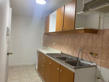 SE VENDE DEPTO EN EDIF. REINA ISIDORA.