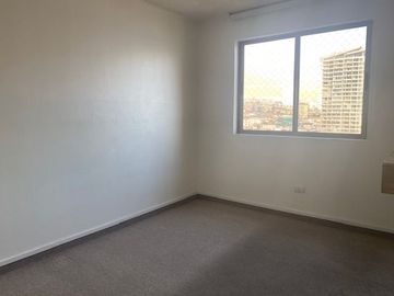 SE VENDE DEPTO EN EDIF. REINA ISIDORA.