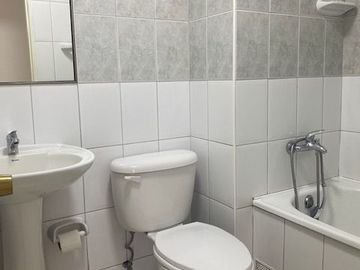 SE VENDE DEPTO EN EDIF. REINA ISIDORA.