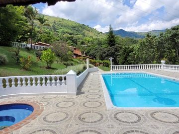 VENTA DE FINCA DE RECREO  EN BARBOSA ANTIOQUIA COLOMBIA.