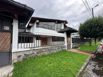 Casa independiente de venta urbanización club los chillos de 4 dormitorios