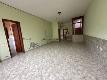 Casa independiente de venta urbanización club los chillos de 4 dormitorios