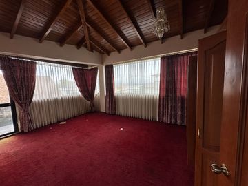 Casa independiente de venta urbanización club los chillos de 4 dormitorios