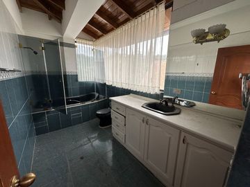 Casa independiente de venta urbanización club los chillos de 4 dormitorios