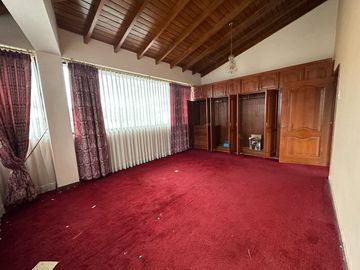 Casa independiente de venta urbanización club los chillos de 4 dormitorios