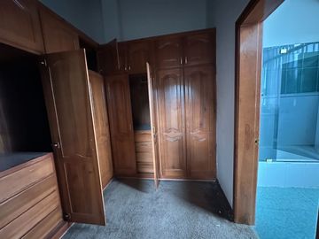 Casa independiente de venta urbanización club los chillos de 4 dormitorios