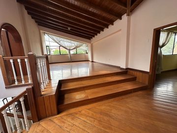 Casa independiente de venta urbanización club los chillos de 4 dormitorios