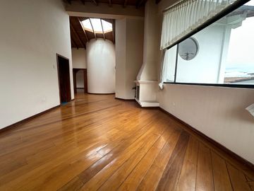 Casa independiente de venta urbanización club los chillos de 4 dormitorios