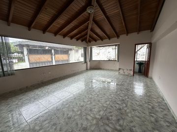 Casa independiente de venta urbanización club los chillos de 4 dormitorios