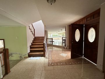 Casa independiente de venta urbanización club los chillos de 4 dormitorios