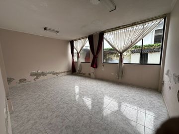 Casa independiente de venta urbanización club los chillos de 4 dormitorios