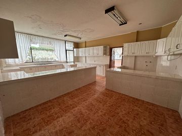 Casa independiente de venta urbanización club los chillos de 4 dormitorios