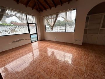 Casa independiente de venta urbanización club los chillos de 4 dormitorios