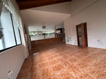 Casa independiente de venta urbanización club los chillos de 4 dormitorios