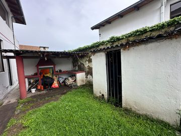 Casa independiente de venta urbanización club los chillos de 4 dormitorios