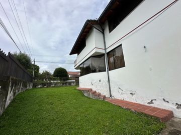 Casa independiente de venta urbanización club los chillos de 4 dormitorios