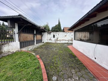Casa independiente de venta urbanización club los chillos de 4 dormitorios