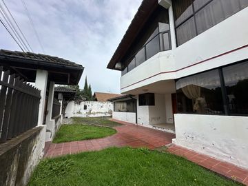 Casa independiente de venta urbanización club los chillos de 4 dormitorios