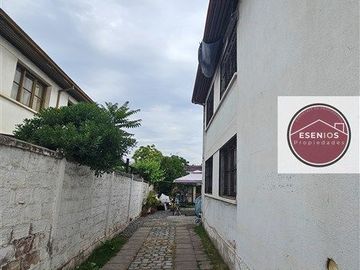 Casa dos pisos 5 dorm I. la Católica Las Condes