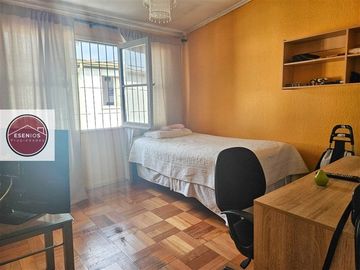 Casa dos pisos 5 dorm I. la Católica Las Condes