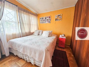 Casa dos pisos 5 dorm I. la Católica Las Condes