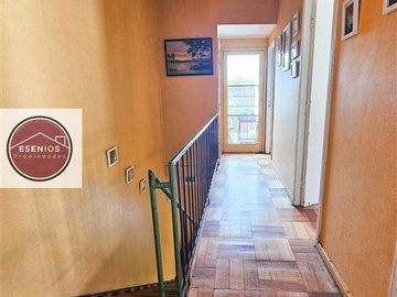 Casa dos pisos 5 dorm I. la Católica Las Condes