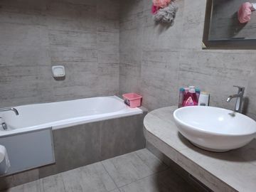 Vendo linda casa en Matellini, 4 hab. 164 m2