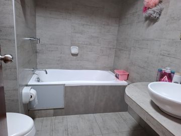 Vendo linda casa en Matellini, 4 hab. 164 m2