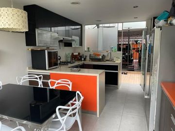 CASA REMODELADA EN LA AURORA