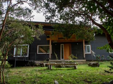 Parcela de 5.000 m² con Casa Nueva en Condominio con Acceso a Playa en Lago Calafquén – Panguipulli