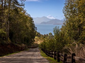 Parcela de 5.000 m² con Casa Nueva en Condominio con Acceso a Playa en Lago Calafquén – Panguipulli