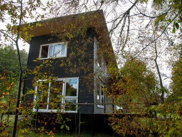 Parcela de 5.000 m² con Casa Nueva en Condominio con Acceso a Playa en Lago Calafquén – Panguipulli