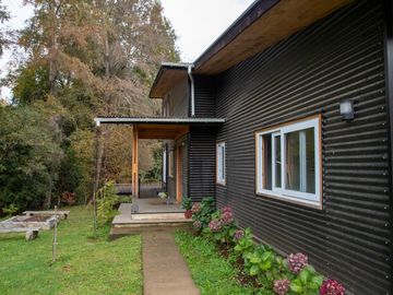 Parcela de 5.000 m² con Casa Nueva en Condominio con Acceso a Playa en Lago Calafquén – Panguipulli