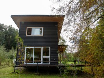 Parcela de 5.000 m² con Casa Nueva en Condominio con Acceso a Playa en Lago Calafquén – Panguipulli