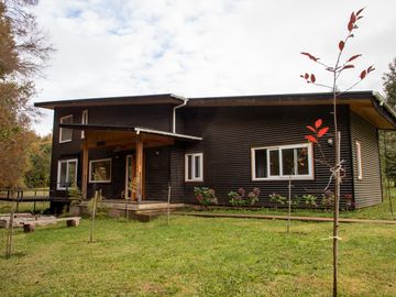 Parcela de 5.000 m² con Casa Nueva en Condominio con Acceso a Playa en Lago Calafquén – Panguipulli