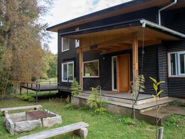 Parcela de 5.000 m² con Casa Nueva en Condominio con Acceso a Playa en Lago Calafquén – Panguipulli