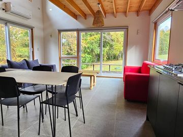 Parcela de 5.000 m² con Casa Nueva en Condominio con Acceso a Playa en Lago Calafquén – Panguipulli