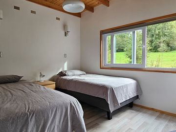 Parcela de 5.000 m² con Casa Nueva en Condominio con Acceso a Playa en Lago Calafquén – Panguipulli
