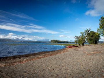 Parcela de 5.000 m² con Casa Nueva en Condominio con Acceso a Playa en Lago Calafquén – Panguipulli