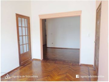 VENDO: Dpto Antiguo Restaurado de 2 Dormitorios /  CENTRO