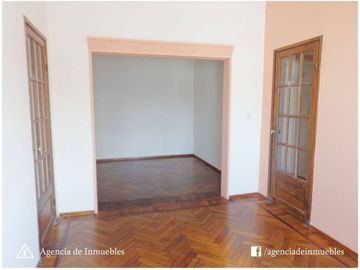 VENDO: Dpto Antiguo Restaurado de 2 Dormitorios /  CENTRO