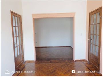 VENDO: Dpto Antiguo Restaurado de 2 Dormitorios /  CENTRO
