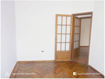 VENDO: Dpto Antiguo Restaurado de 2 Dormitorios /  CENTRO
