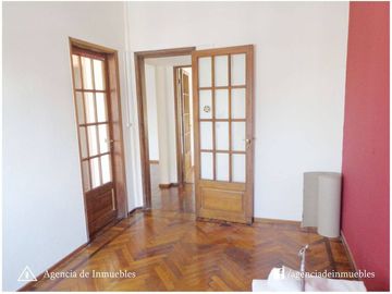 VENDO: Dpto Antiguo Restaurado de 2 Dormitorios /  CENTRO