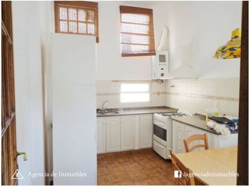 VENDO: Dpto Antiguo Restaurado de 2 Dormitorios /  CENTRO