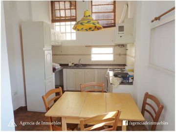 VENDO: Dpto Antiguo Restaurado de 2 Dormitorios /  CENTRO