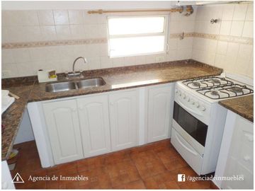 VENDO: Dpto Antiguo Restaurado de 2 Dormitorios /  CENTRO