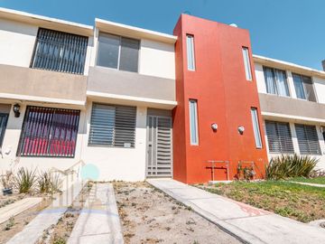 Casa en venta en Treboles Frente A Parque Hab en planta Baja y Baño completo